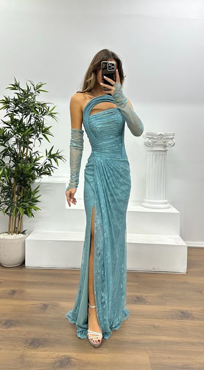 Vestido de noche de encaje azul sin tirantes