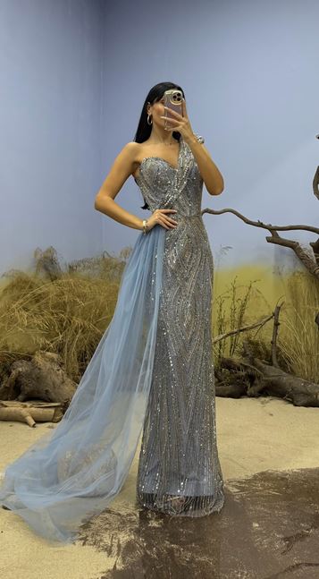 فستان سهرة طويل باللون النيلي بكتف واحد ومزين بالخرز