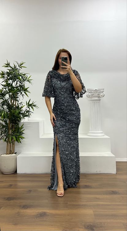 Gri Dökümlü Boncuk İşlemeli Büyük Beden Abiye Elbise