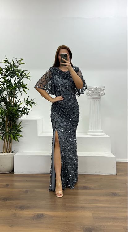 Gri Dökümlü Boncuk İşlemeli Büyük Beden Abiye Elbise