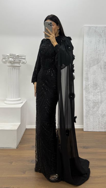 Siyah Kol Şifon Detay İşlemeli Abiye Elbise