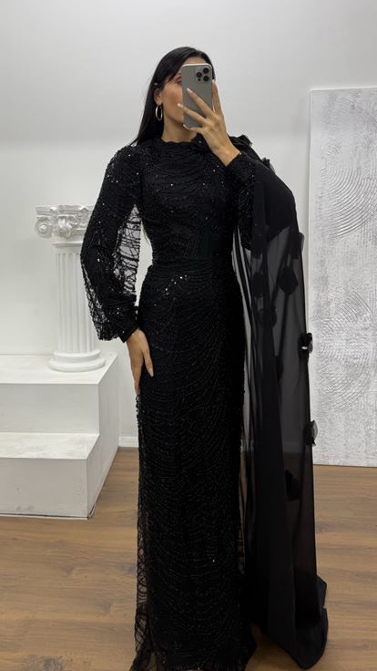 Siyah Kol Şifon Detay İşlemeli Abiye Elbise