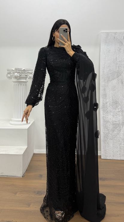 Siyah Kol Şifon Detay İşlemeli Abiye Elbise