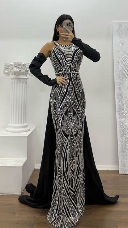 Siyah Halter Yaka İncli Abiye Elbise