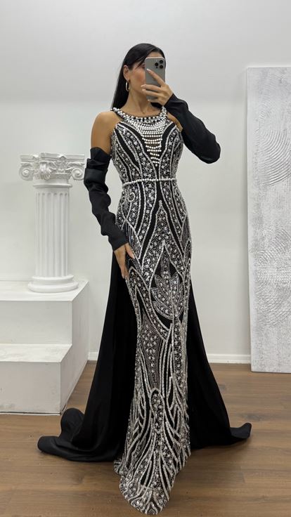 Siyah Halter Yaka İncli Abiye Elbise