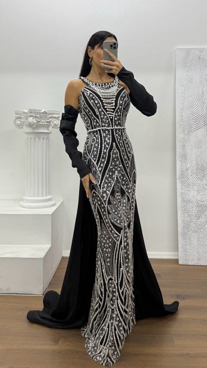 Siyah Halter Yaka İncli Abiye Elbise