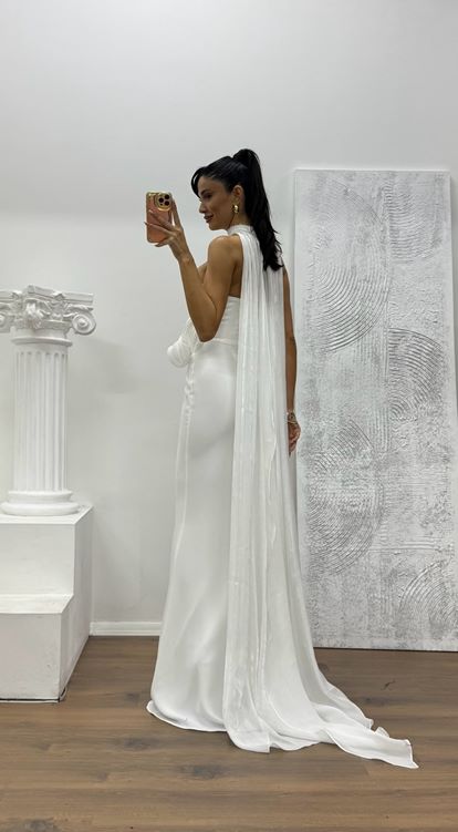 Beyaz Straplez Çiçek Aplikeli  Abiye Elbise