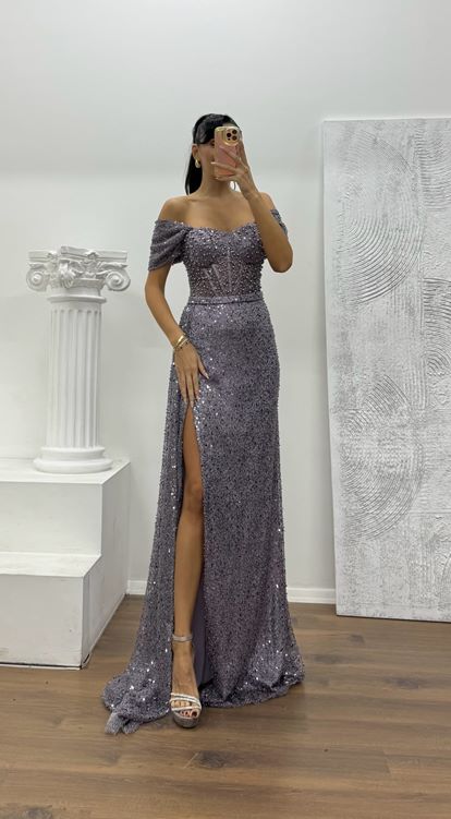 Abito da sera con dettagli trasparenti in vita lilla