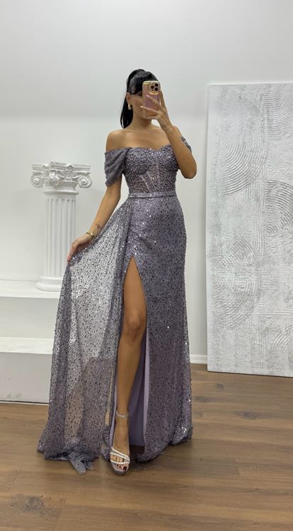 Abito da sera con dettagli trasparenti in vita lilla