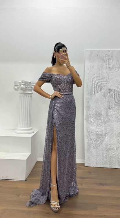 Abito da sera con dettagli trasparenti in vita lilla