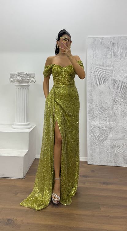 Abito da sera con dettagli trasparenti in vita a forma di nocciolina