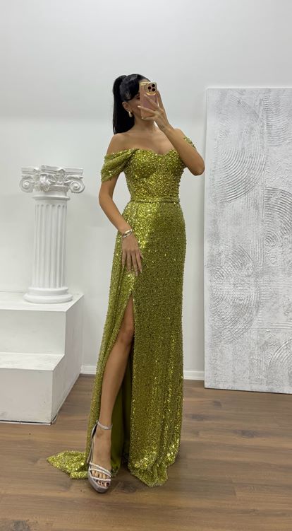 Abito da sera con dettagli trasparenti in vita a forma di nocciolina