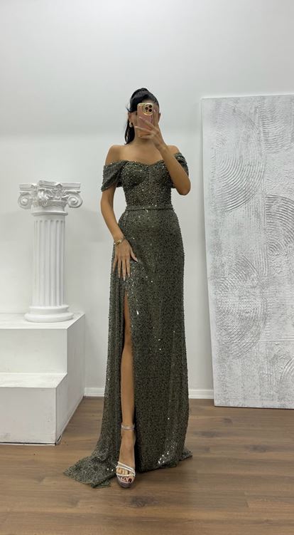 Abito da sera con dettagli trasparenti in vita color cachi