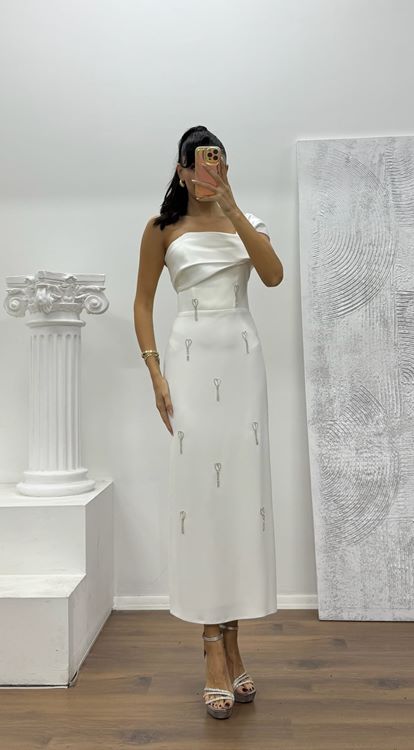 Weißes Abendkleid in Midilänge mit Steindetail