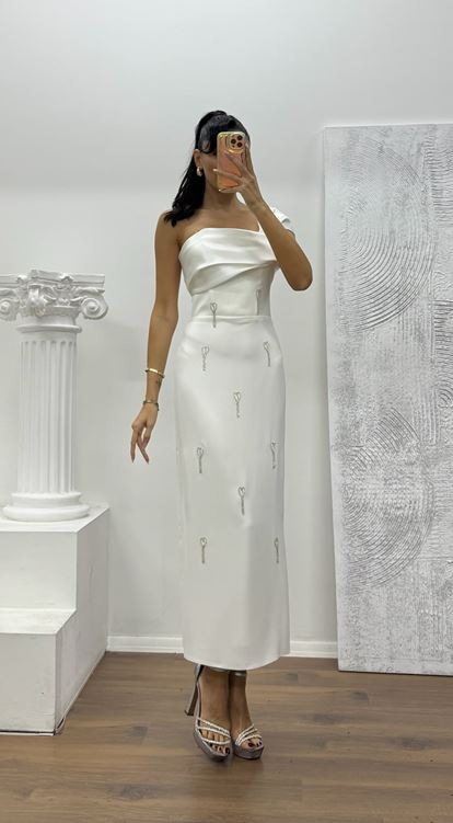 Weißes Abendkleid in Midilänge mit Steindetail