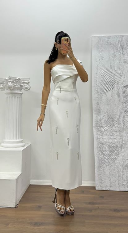 Weißes Abendkleid in Midilänge mit Steindetail