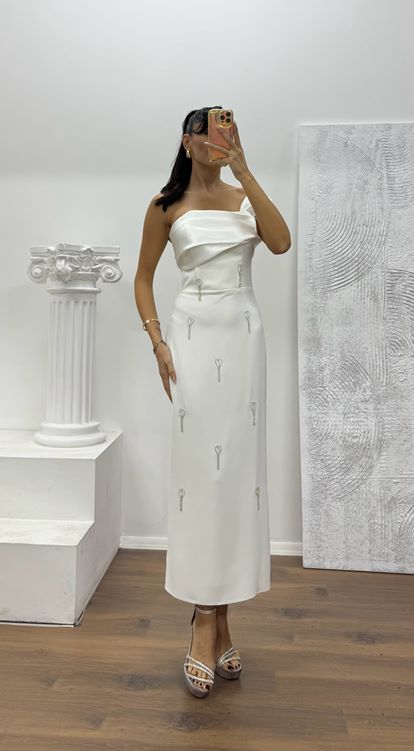 Weißes Abendkleid in Midilänge mit Steindetail