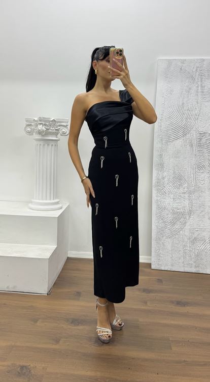 Schwarzes Abendkleid in Midilänge mit Steindetail
