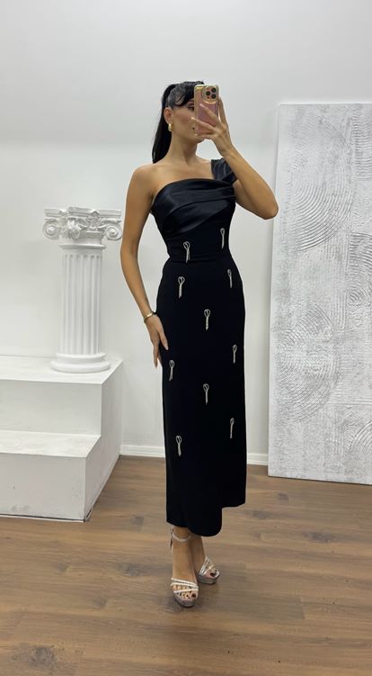 Schwarzes Abendkleid in Midilänge mit Steindetail