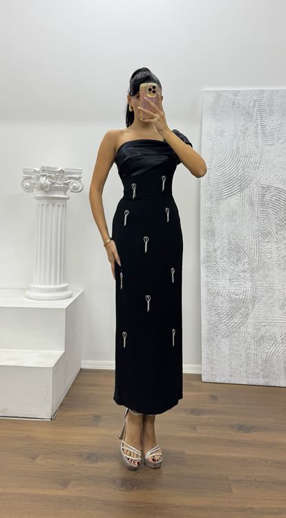 Schwarzes Abendkleid in Midilänge mit Steindetail