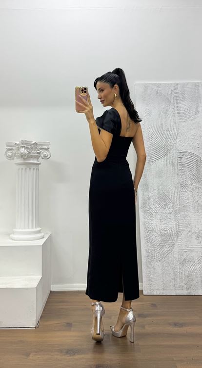 Schwarzes Abendkleid in Midilänge mit Steindetail