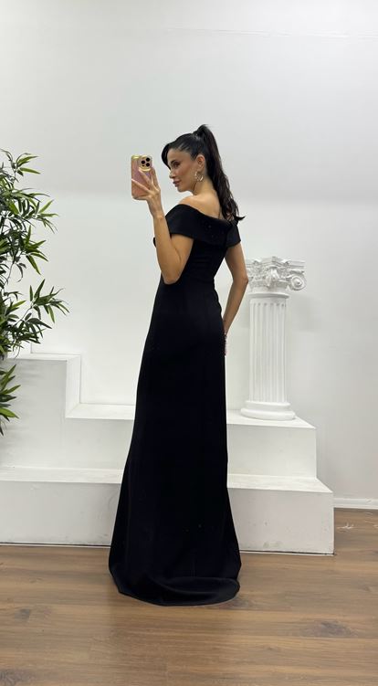 Schwarzes Abendkleid mit umgeschlagenem Kragen, Schlitzdetail und besonderem Design