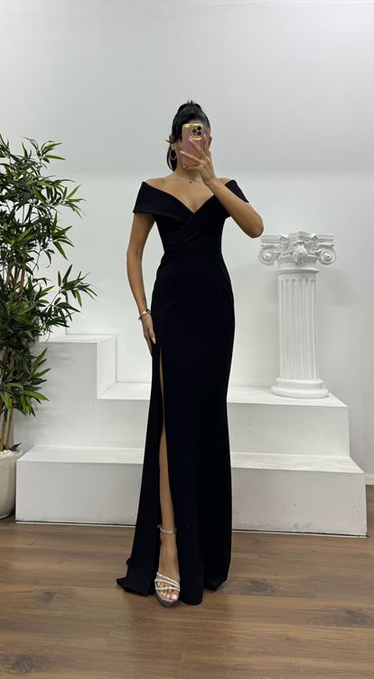 Schwarzes Abendkleid mit umgeschlagenem Kragen, Schlitzdetail und besonderem Design