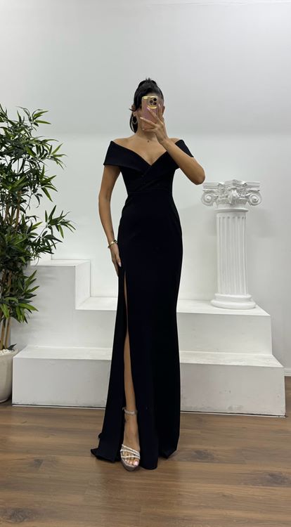 Schwarzes Abendkleid mit umgeschlagenem Kragen, Schlitzdetail und besonderem Design