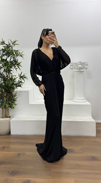 Schwarzes, fließendes Chiffon-Abendkleid mit drapierter Taille und speziellem Design