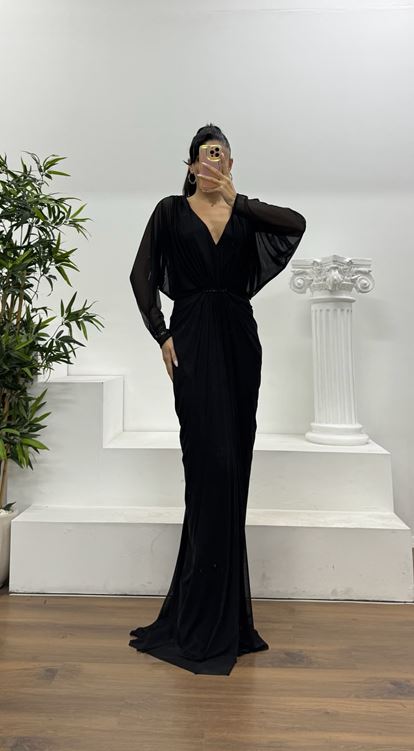 Schwarzes, fließendes Chiffon-Abendkleid mit drapierter Taille und speziellem Design