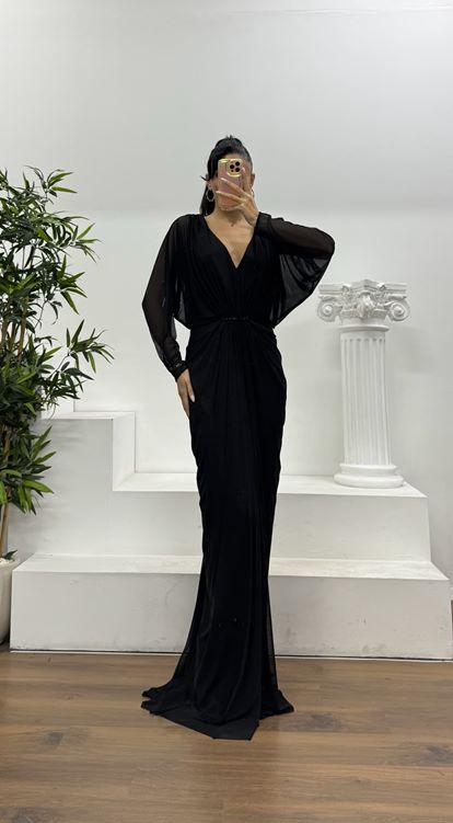 Schwarzes, fließendes Chiffon-Abendkleid mit drapierter Taille und speziellem Design