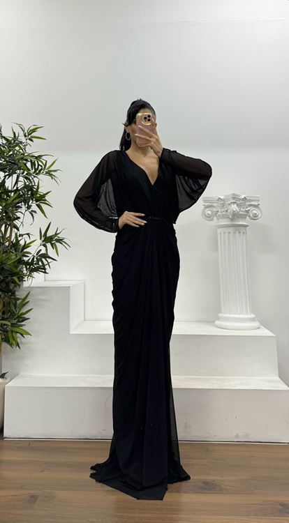 Schwarzes, fließendes Chiffon-Abendkleid mit drapierter Taille und speziellem Design