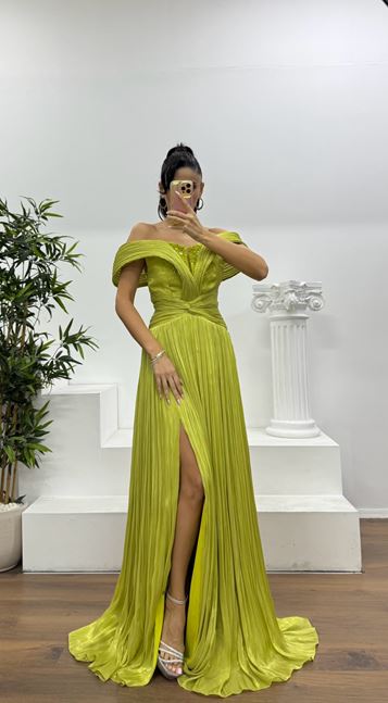 Apple Green Off-the-Shoulder Chiffon Evening Dress