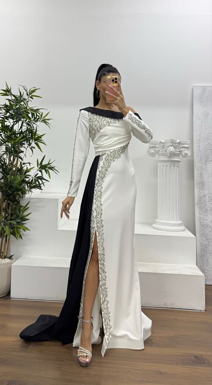 Beyaz Kayık Yaka İnci İşlemeli Abiye Elbise