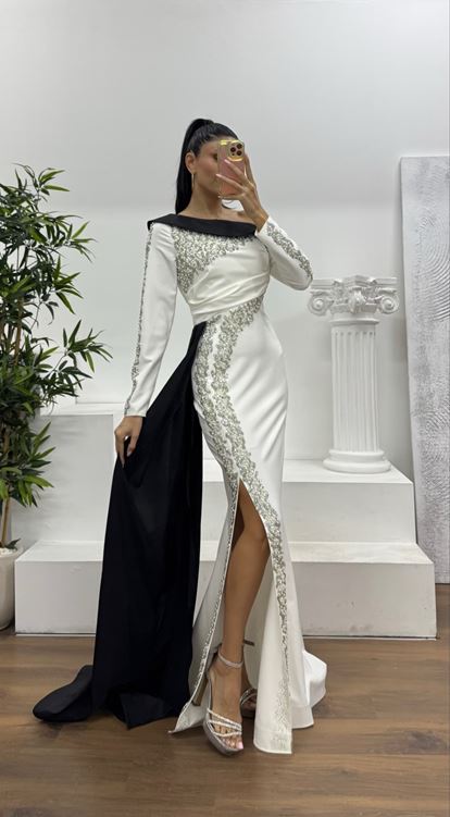 Beyaz Kayık Yaka İnci İşlemeli Abiye Elbise