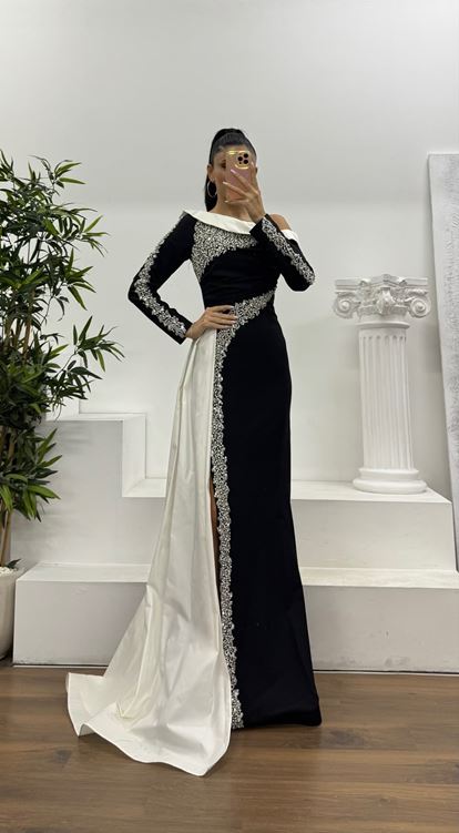 Siyah Kayık Yaka İnci İşlemeli Abiye Elbise