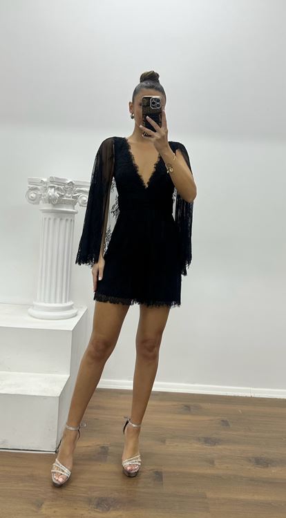 Mono corto de noche negro con escote en V, encaje y diseño especial