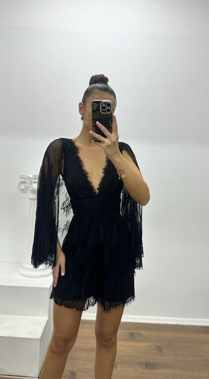 Mono corto de noche negro con escote en V, encaje y diseño especial
