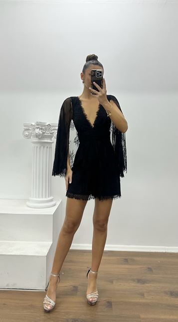 Mono corto de noche negro con escote en V, encaje y diseño especial