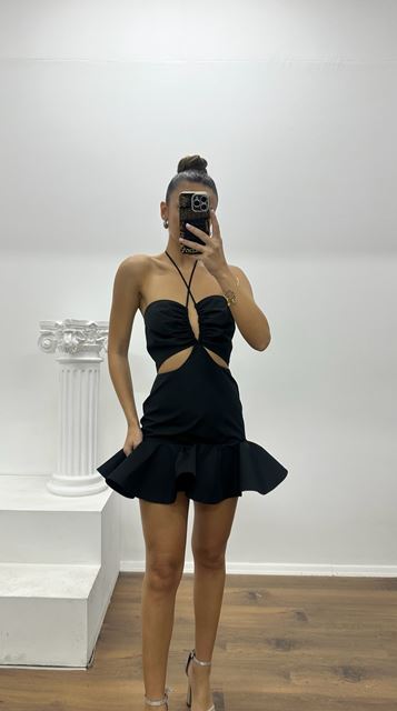 Vestido corto de noche negro con escote halter y detalle en la cintura, diseño especial.
