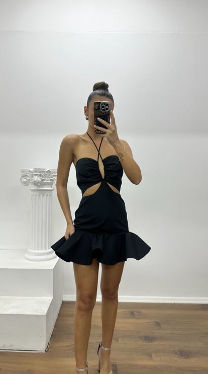 Vestido corto de noche negro con escote halter y detalle en la cintura, diseño especial.
