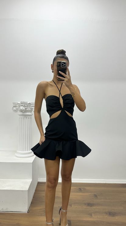 Vestido corto de noche negro con escote halter y detalle en la cintura, diseño especial.