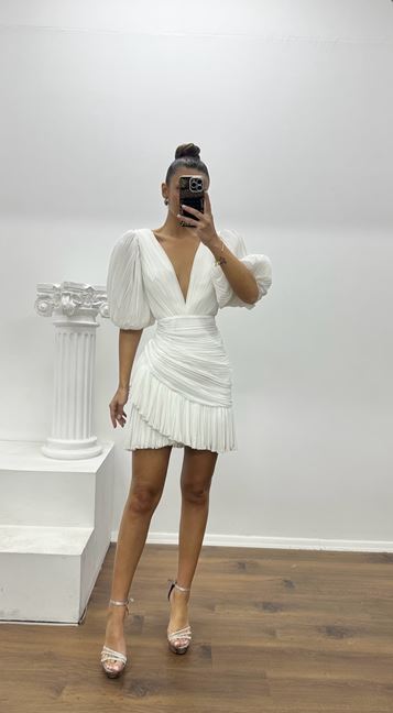 Vestido de noche corto de diseño especial con mangas abullonadas blancas y detalles plisados