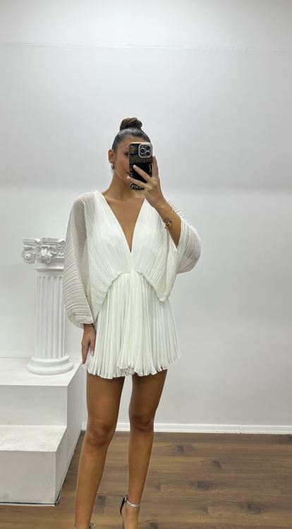 Vestido de noche corto de gasa con diseño especial, plisado y con mangas de mariposa blancas