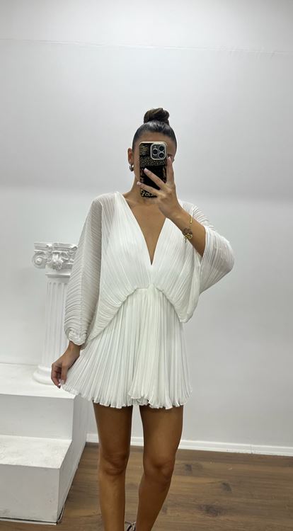 Vestido de noche corto de gasa con diseño especial, plisado y con mangas de mariposa blancas