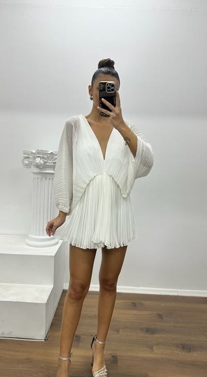 Vestido de noche corto de gasa con diseño especial, plisado y con mangas de mariposa blancas