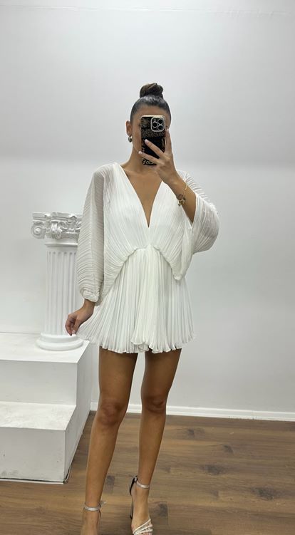 Vestido de noche corto de gasa con diseño especial, plisado y con mangas de mariposa blancas