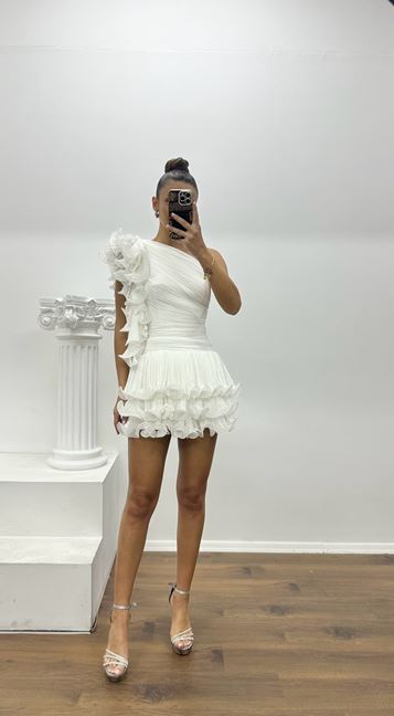 Vestido de noche corto blanco de diseño especial con un solo hombro, plisado y con volantes.