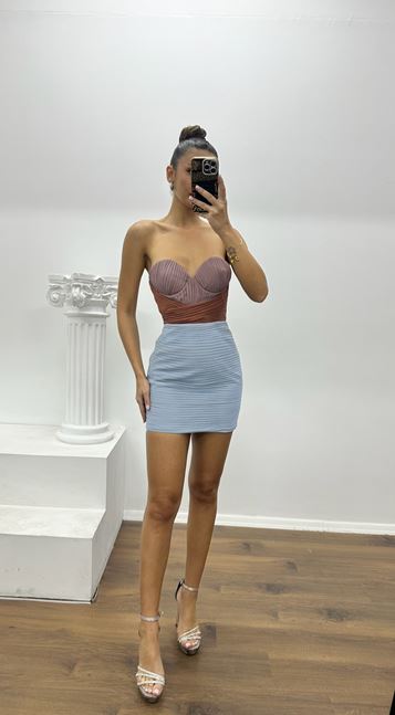 Vestido corto de noche sin tirantes con diseño personalizado y bloques de color plisado