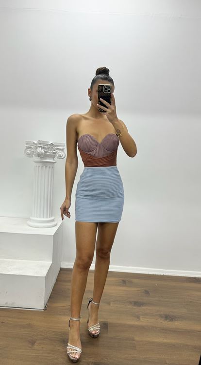 Vestido corto de noche sin tirantes con diseño personalizado y bloques de color plisado